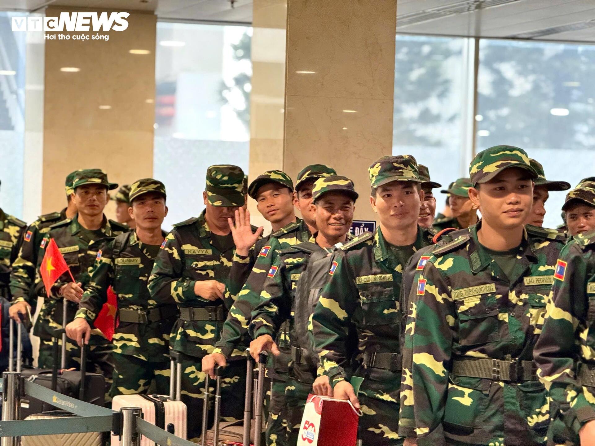 Đoàn quân đội Lào chia tay Việt Nam Sau màn diễu binh ấn tượng - Ảnh 12.