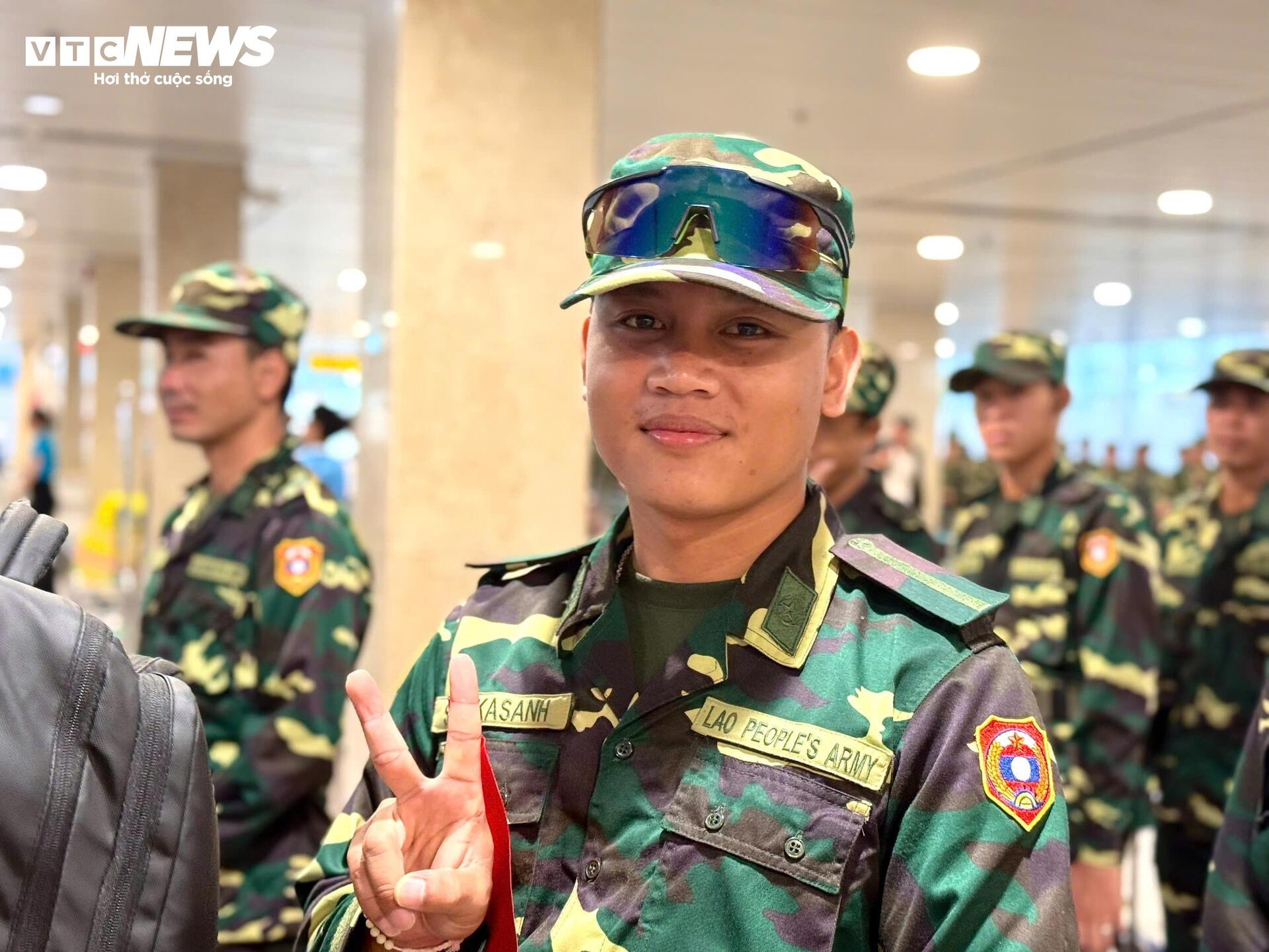 Đoàn quân đội Lào chia tay Việt Nam Sau màn diễu binh ấn tượng - Ảnh 5.