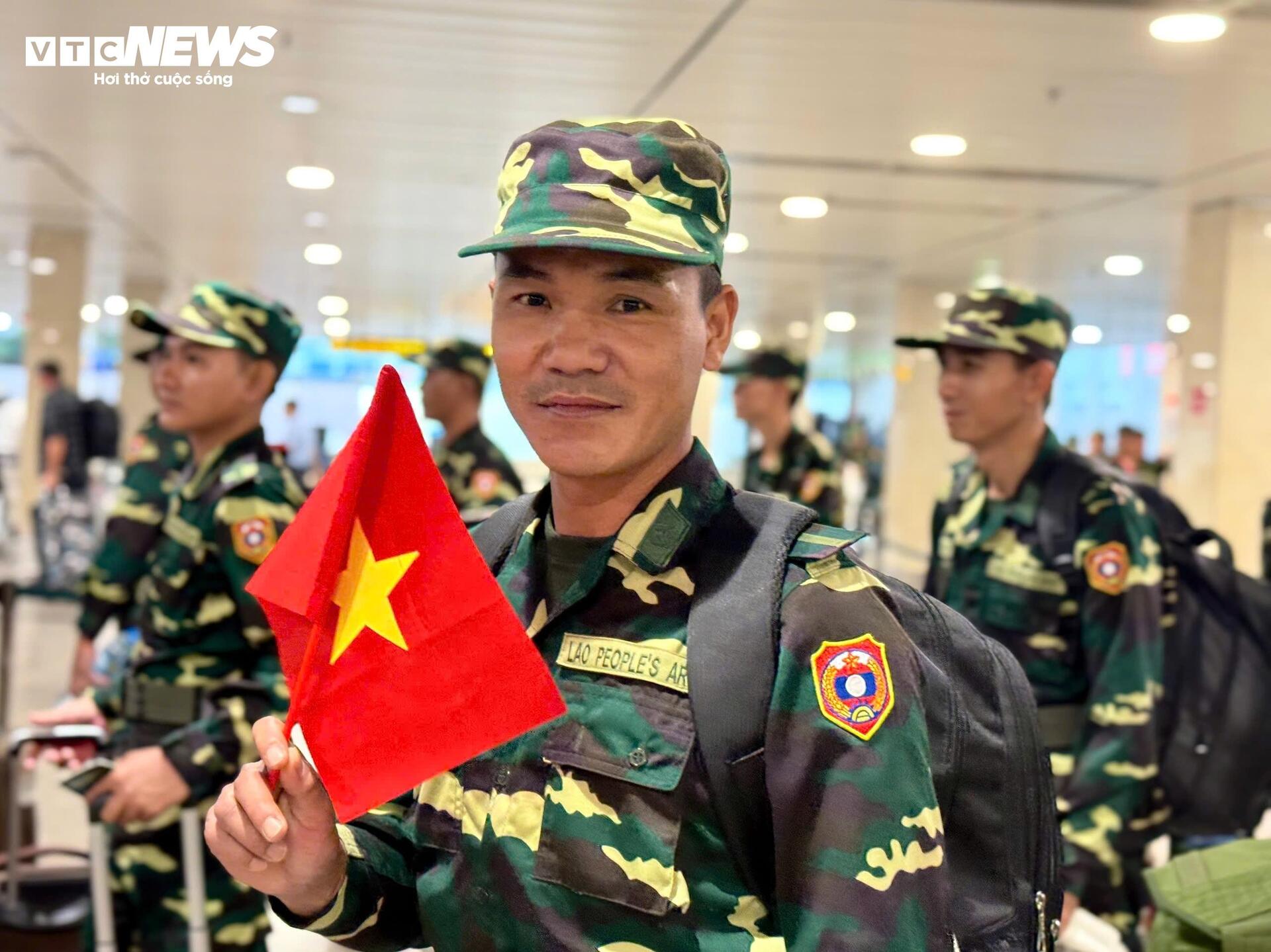 Đoàn quân đội Lào chia tay Việt Nam Sau màn diễu binh ấn tượng - Ảnh 6.