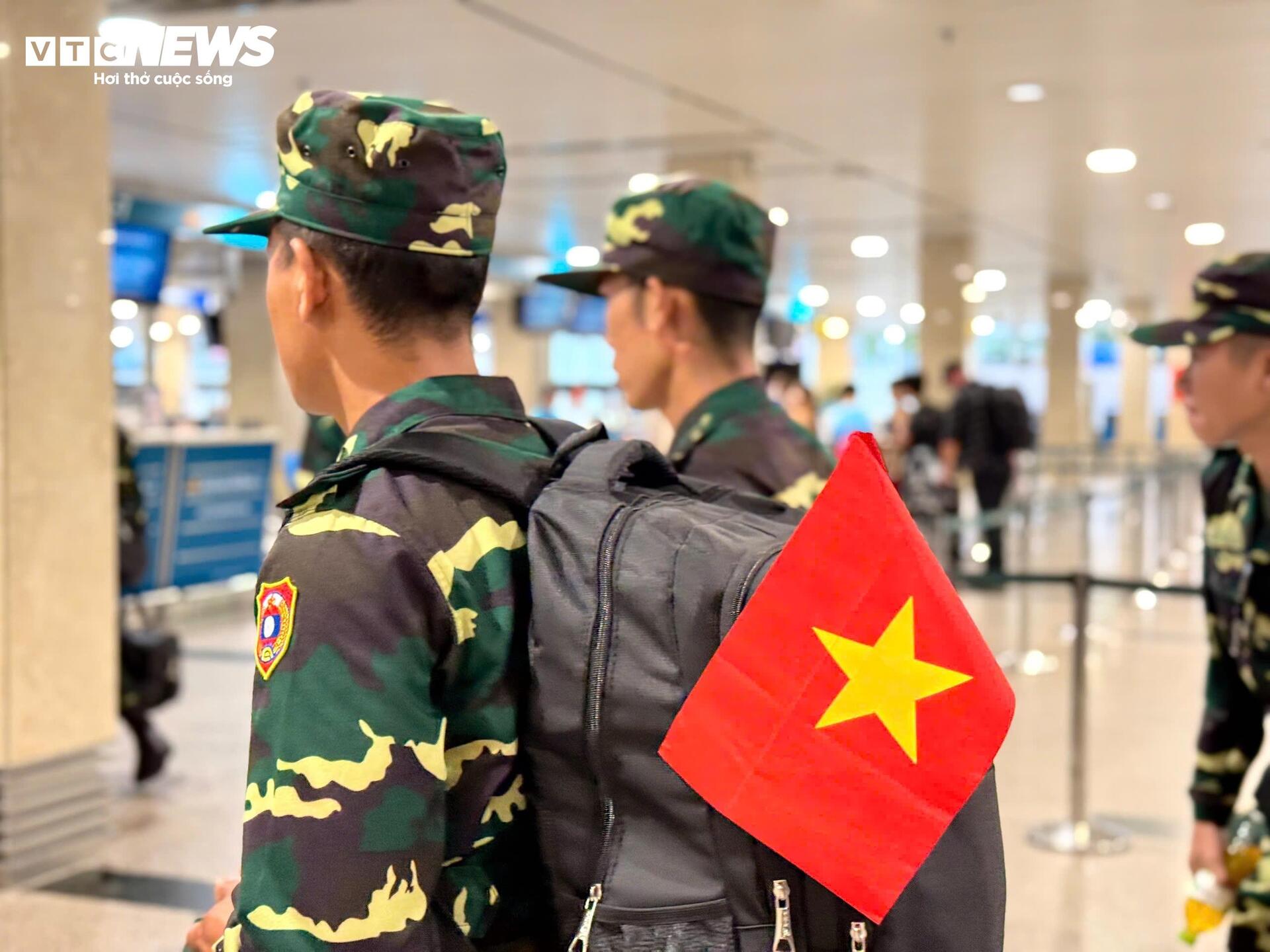 Đoàn quân đội Lào chia tay Việt Nam Sau màn diễu binh ấn tượng - Ảnh 10.