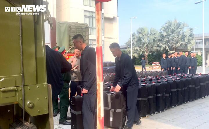 Đoàn quân đội Trung Quốc rời Việt Nam sau diễu binh kỷ niệm 50 năm thống nhất đất nước - Ảnh 2.