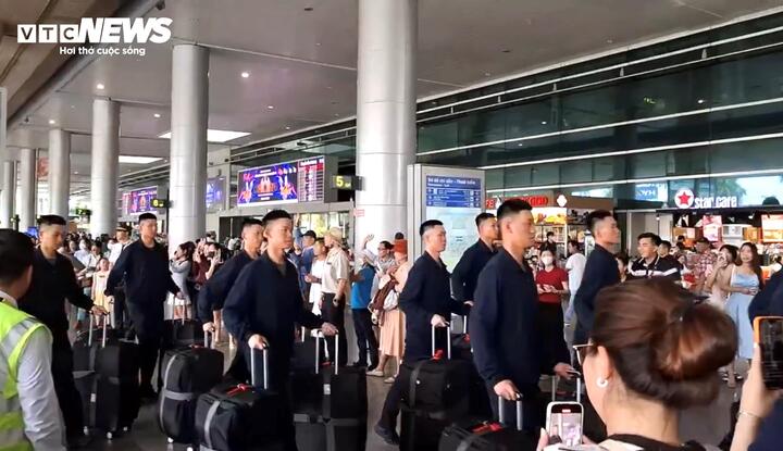 Đoàn quân đội Trung Quốc rời Việt Nam sau diễu binh kỷ niệm 50 năm thống nhất đất nước - Ảnh 7.