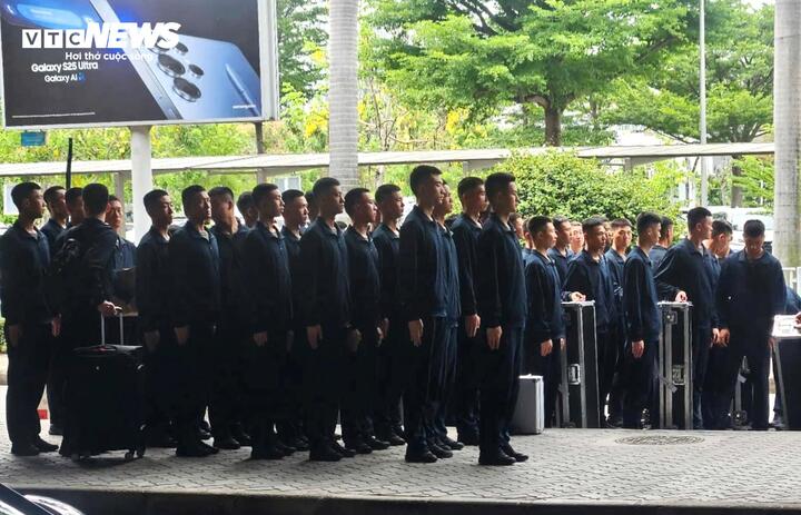 Đoàn quân đội Trung Quốc rời Việt Nam sau diễu binh kỷ niệm 50 năm thống nhất đất nước - Ảnh 3.