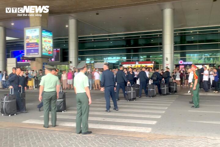 Đoàn quân đội Trung Quốc rời Việt Nam sau diễu binh kỷ niệm 50 năm thống nhất đất nước - Ảnh 4.