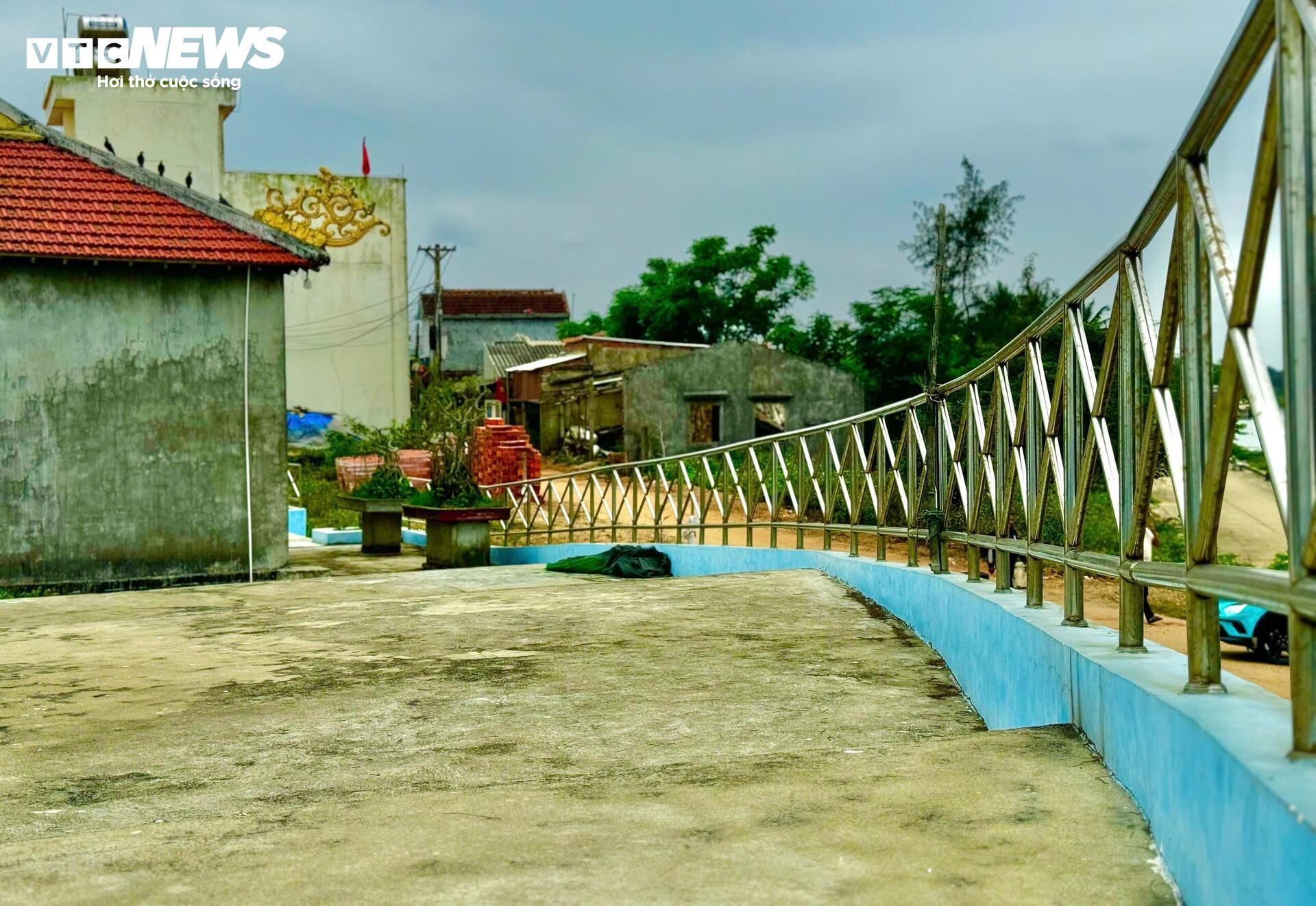 Khám phá miếu Âm Hồn hình con tàu độc đáo ở Quảng Ngãi thu hút du khách - Ảnh 4. Khám phá miếu Âm Hồn hình con tàu độc đáo ở Quảng Ngãi thu hút du khách - Ảnh 4.