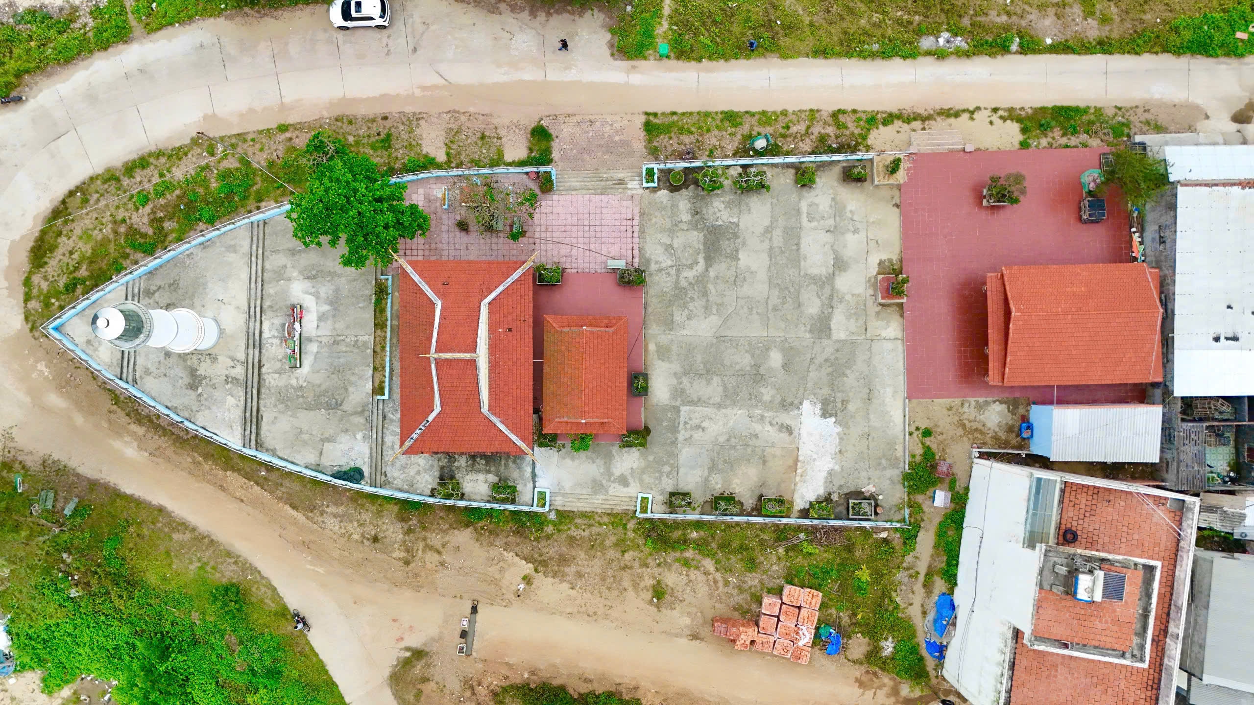 Khám phá miếu Âm Hồn hình con tàu độc đáo ở Quảng Ngãi thu hút du khách - Ảnh 8. Khám phá miếu Âm Hồn hình con tàu độc đáo ở Quảng Ngãi thu hút du khách - Ảnh 8.