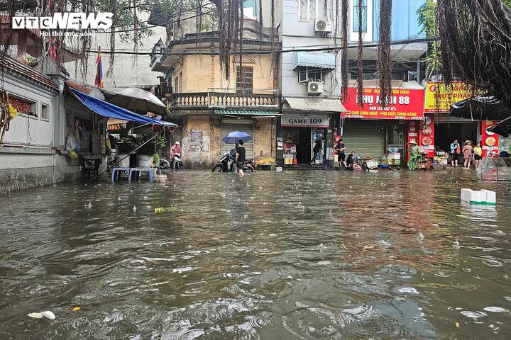 Mưa lớn Hà Nội gây ngập sâu nhiều tuyến đường ngày 1 / 5 ảnh hưởng tới người dân - Ảnh 1.