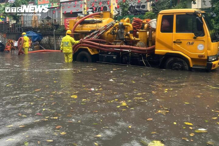 Mưa lớn Hà Nội gây ngập sâu nhiều tuyến đường ngày 1 / 5 ảnh hưởng tới người dân - Ảnh 9.