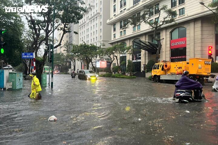 Mưa lớn Hà Nội gây ngập sâu nhiều tuyến đường ngày 1 / 5 ảnh hưởng tới người dân - Ảnh 10.