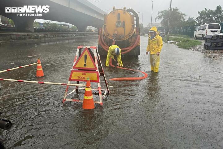 Mưa lớn Hà Nội gây ngập sâu nhiều tuyến đường ngày 1 / 5 ảnh hưởng tới người dân - Ảnh 11.