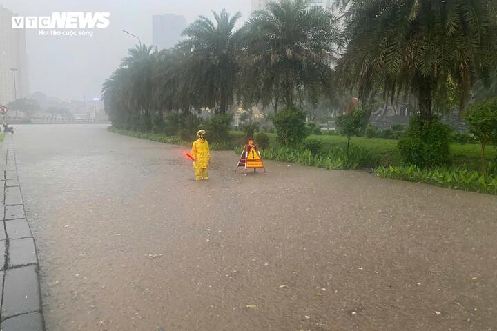 Mưa lớn Hà Nội gây ngập sâu nhiều tuyến đường ngày 1 / 5 ảnh hưởng tới người dân - Ảnh 12.