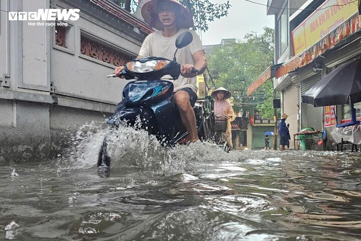 Mưa lớn Hà Nội gây ngập sâu nhiều tuyến đường ngày 1 / 5 ảnh hưởng tới người dân - Ảnh 2.