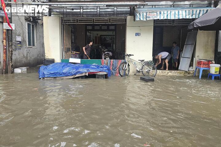 Mưa lớn Hà Nội gây ngập sâu nhiều tuyến đường ngày 1 / 5 ảnh hưởng tới người dân - Ảnh 3.