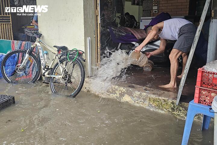 Mưa lớn Hà Nội gây ngập sâu nhiều tuyến đường ngày 1 / 5 ảnh hưởng tới người dân - Ảnh 4.