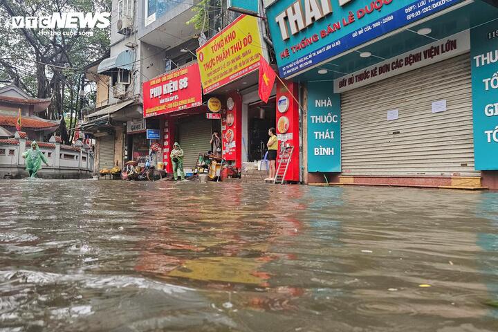 Mưa lớn Hà Nội gây ngập sâu nhiều tuyến đường ngày 1 / 5 ảnh hưởng tới người dân - Ảnh 5.