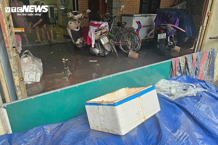 Mưa lớn Hà Nội gây ngập sâu nhiều tuyến đường ngày 1 / 5 ảnh hưởng tới người dân - Ảnh 6.