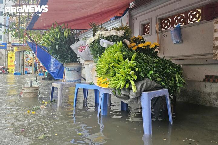 Mưa lớn Hà Nội gây ngập sâu nhiều tuyến đường ngày 1 / 5 ảnh hưởng tới người dân - Ảnh 7.