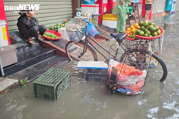 Mưa lớn Hà Nội gây ngập sâu nhiều tuyến đường ngày 1 / 5 ảnh hưởng tới người dân - Ảnh 8.