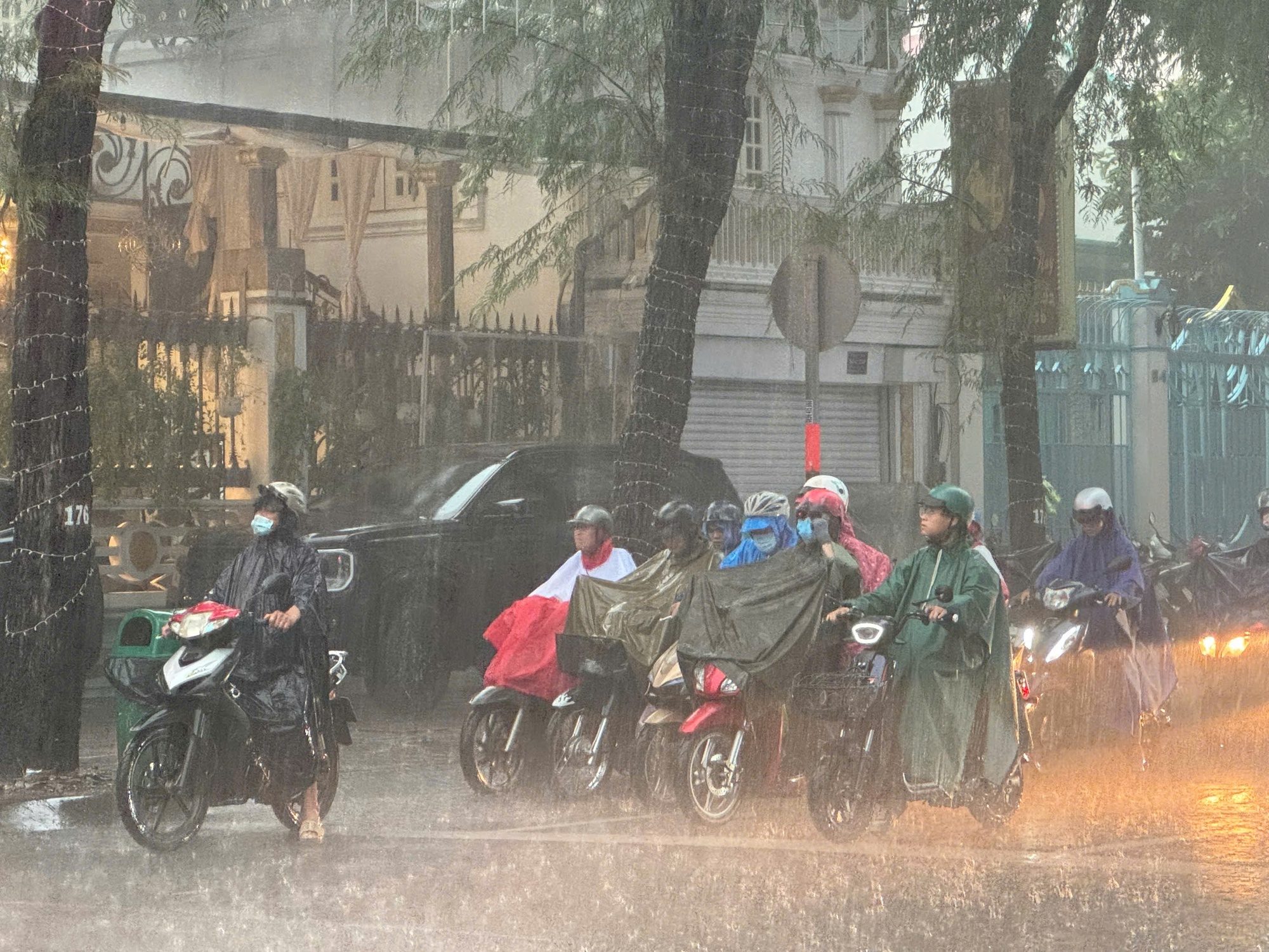 Mưa lớn Hà Nội gây ngập lụt ở nhiều quận nội thành ngày 1 - 5 - Ảnh 1.