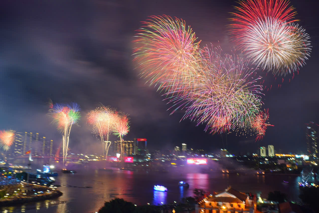 Mãn nhãn với màn pháo hoa chào mừng kỷ niệm 50 năm thống nhất đất nước - Ảnh 10. Mãn nhãn với màn pháo hoa chào mừng kỷ niệm 50 năm thống nhất đất nước - Ảnh 10.