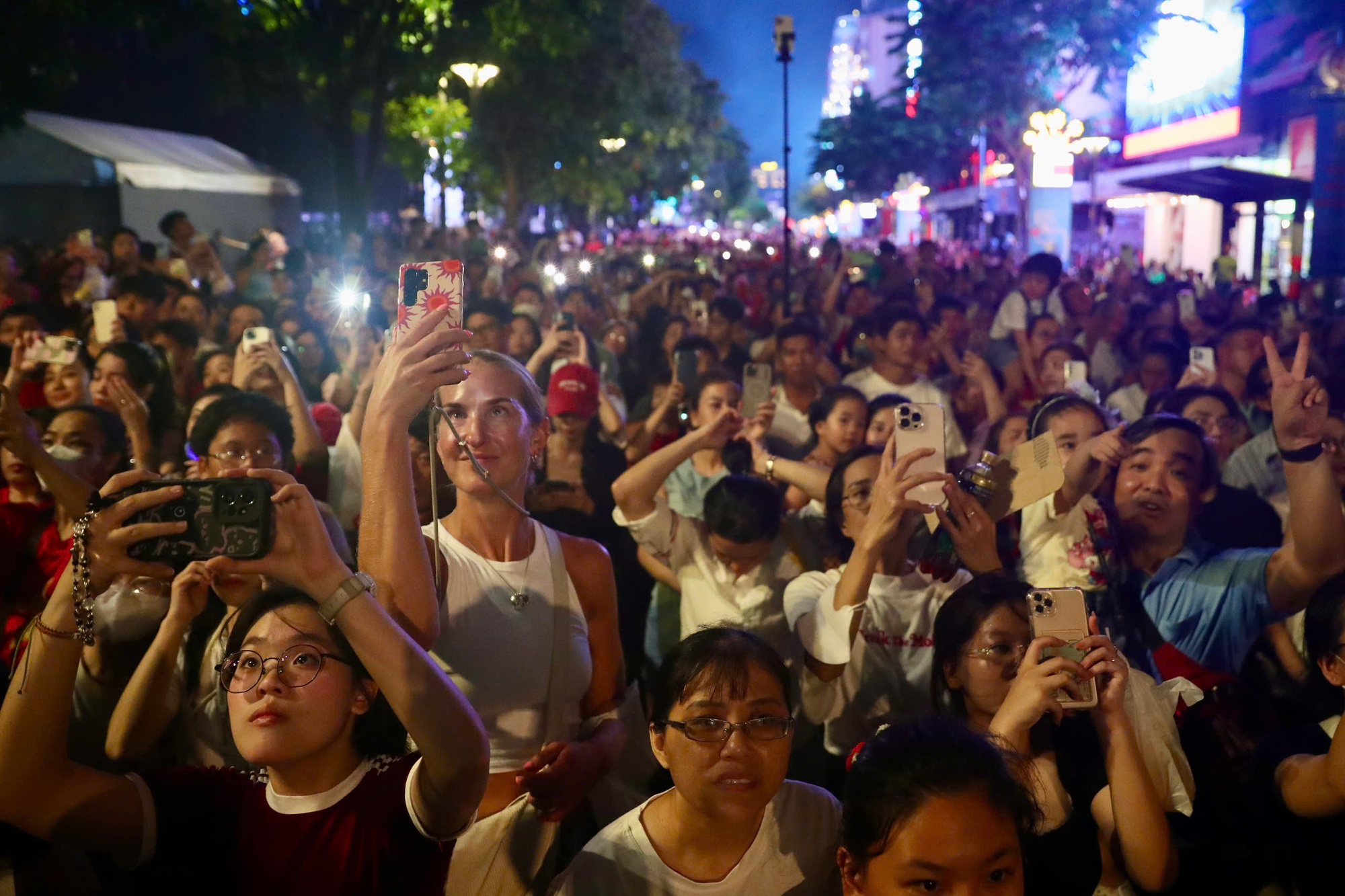 Mãn nhãn với màn pháo hoa chào mừng kỷ niệm 50 năm thống nhất đất nước - Ảnh 8. Mãn nhãn với màn pháo hoa chào mừng kỷ niệm 50 năm thống nhất đất nước - Ảnh 8.