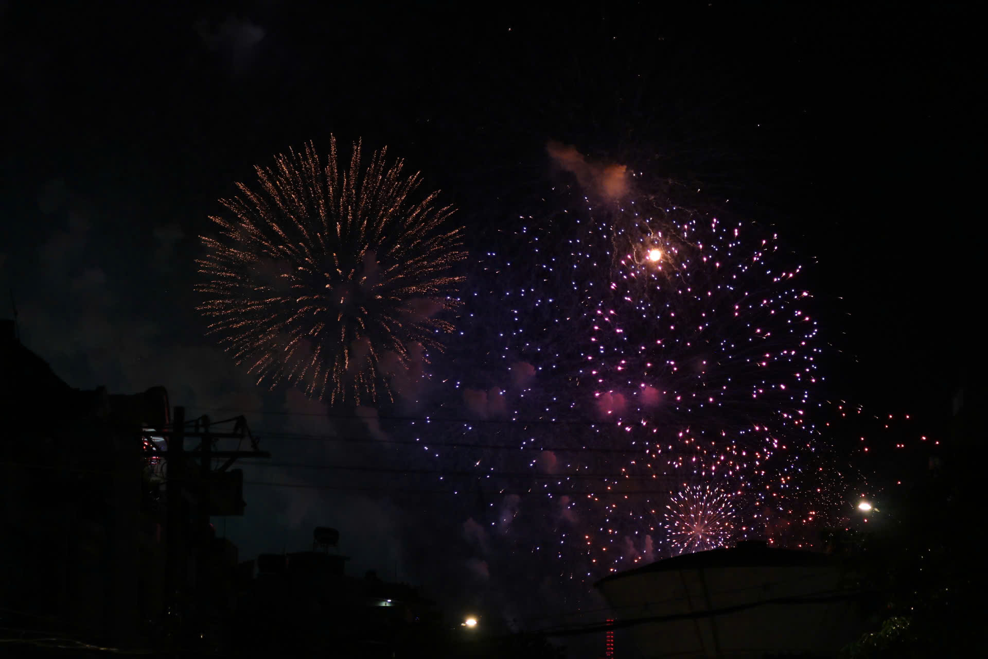 Mãn nhãn với màn pháo hoa chào mừng kỷ niệm 50 năm thống nhất đất nước - Ảnh 9. Mãn nhãn với màn pháo hoa chào mừng kỷ niệm 50 năm thống nhất đất nước - Ảnh 9.