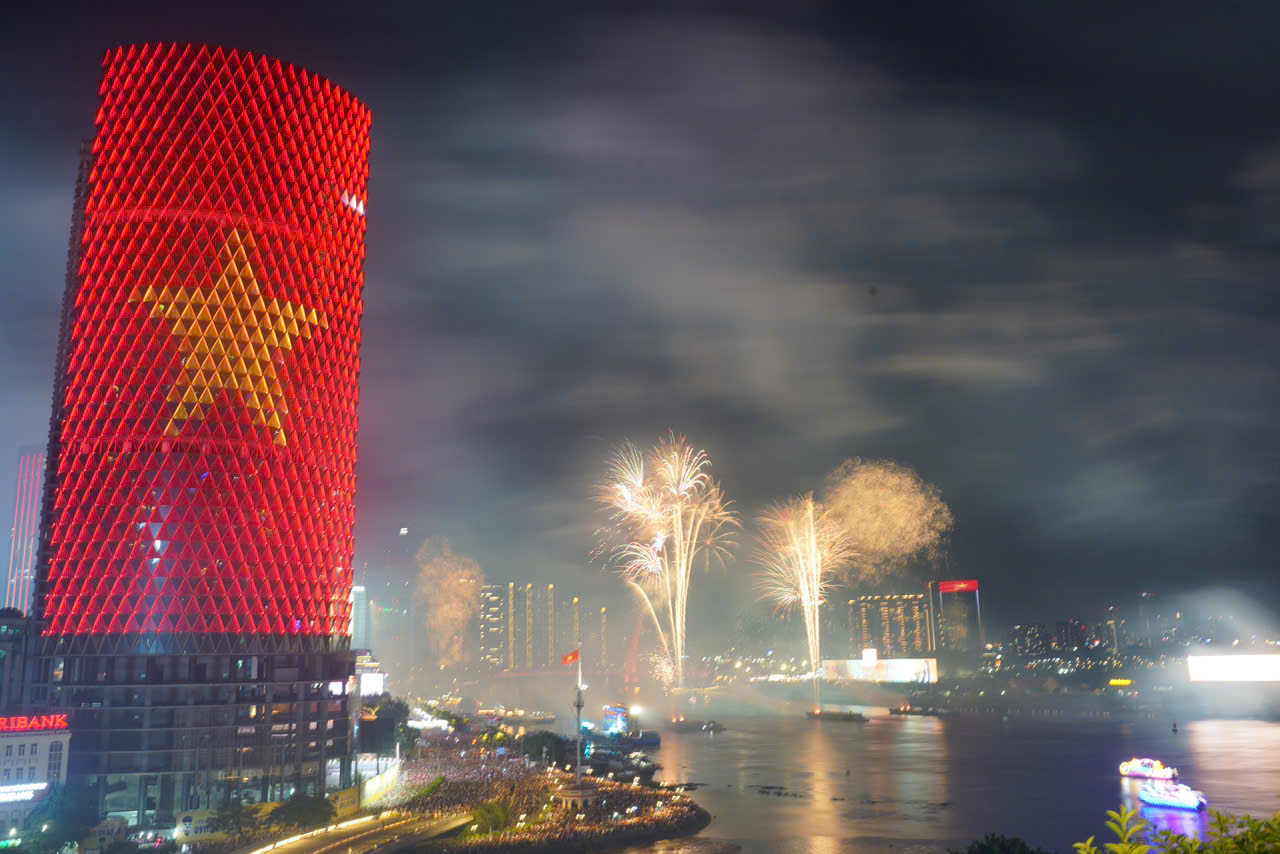 Mãn nhãn với màn pháo hoa chào mừng kỷ niệm 50 năm thống nhất đất nước - Ảnh 1. Mãn nhãn với màn pháo hoa chào mừng kỷ niệm 50 năm thống nhất đất nước - Ảnh 1.