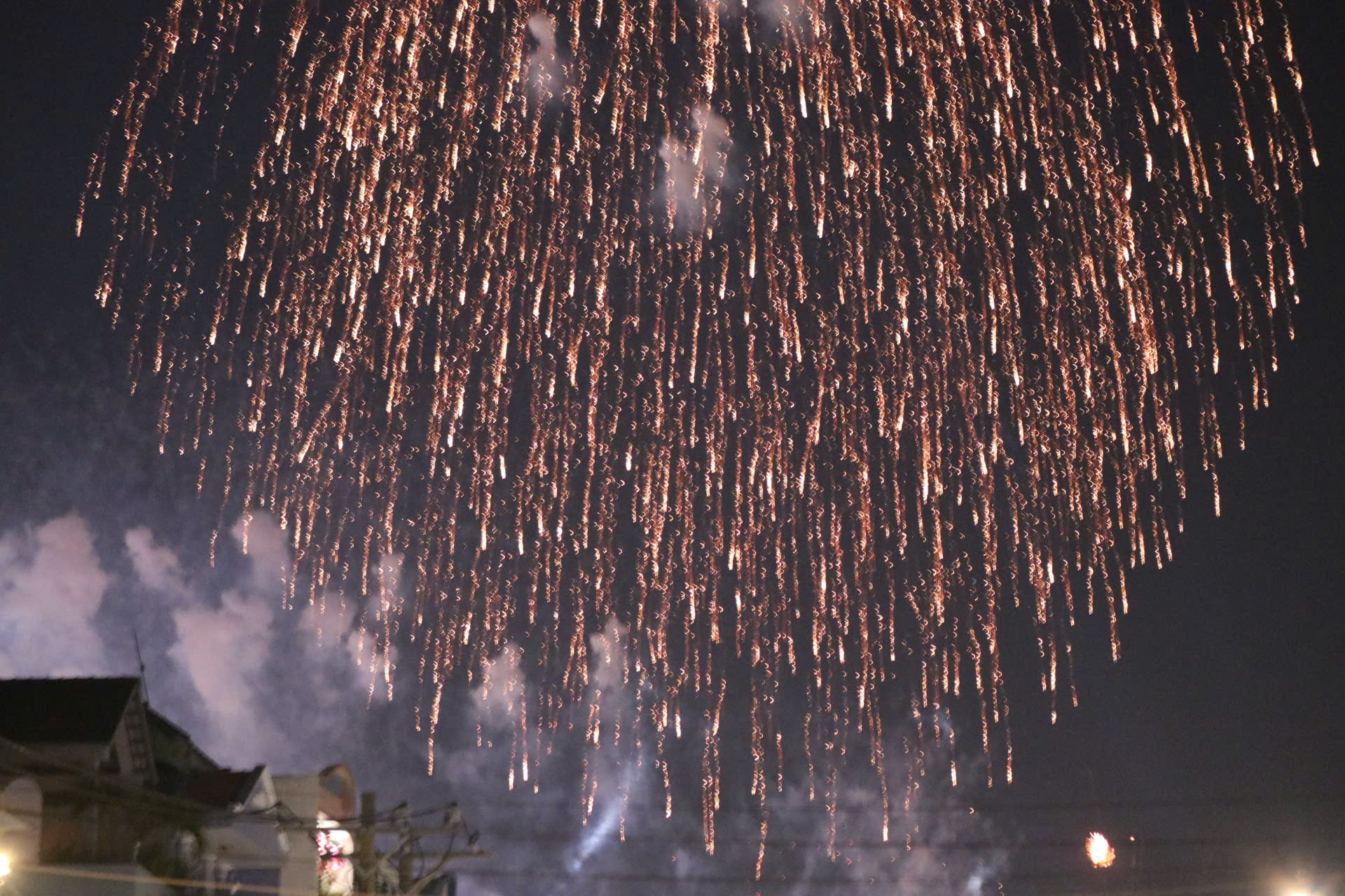 Mãn nhãn với màn pháo hoa chào mừng kỷ niệm 50 năm thống nhất đất nước - Ảnh 3. Mãn nhãn với màn pháo hoa chào mừng kỷ niệm 50 năm thống nhất đất nước - Ảnh 3.