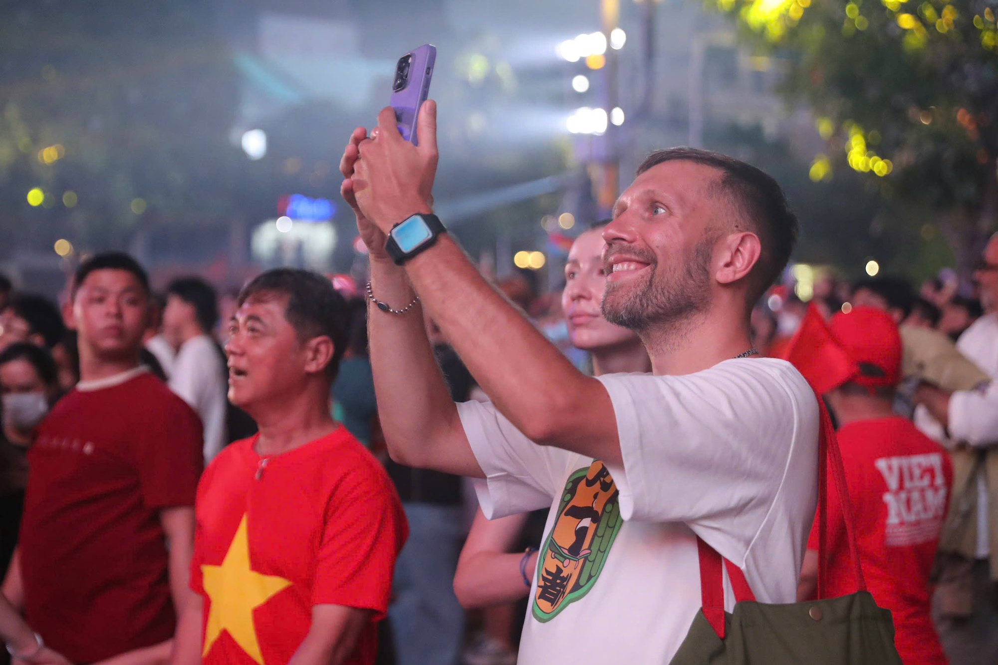 Mãn nhãn với màn pháo hoa chào mừng kỷ niệm 50 năm thống nhất đất nước - Ảnh 2. Mãn nhãn với màn pháo hoa chào mừng kỷ niệm 50 năm thống nhất đất nước - Ảnh 2.