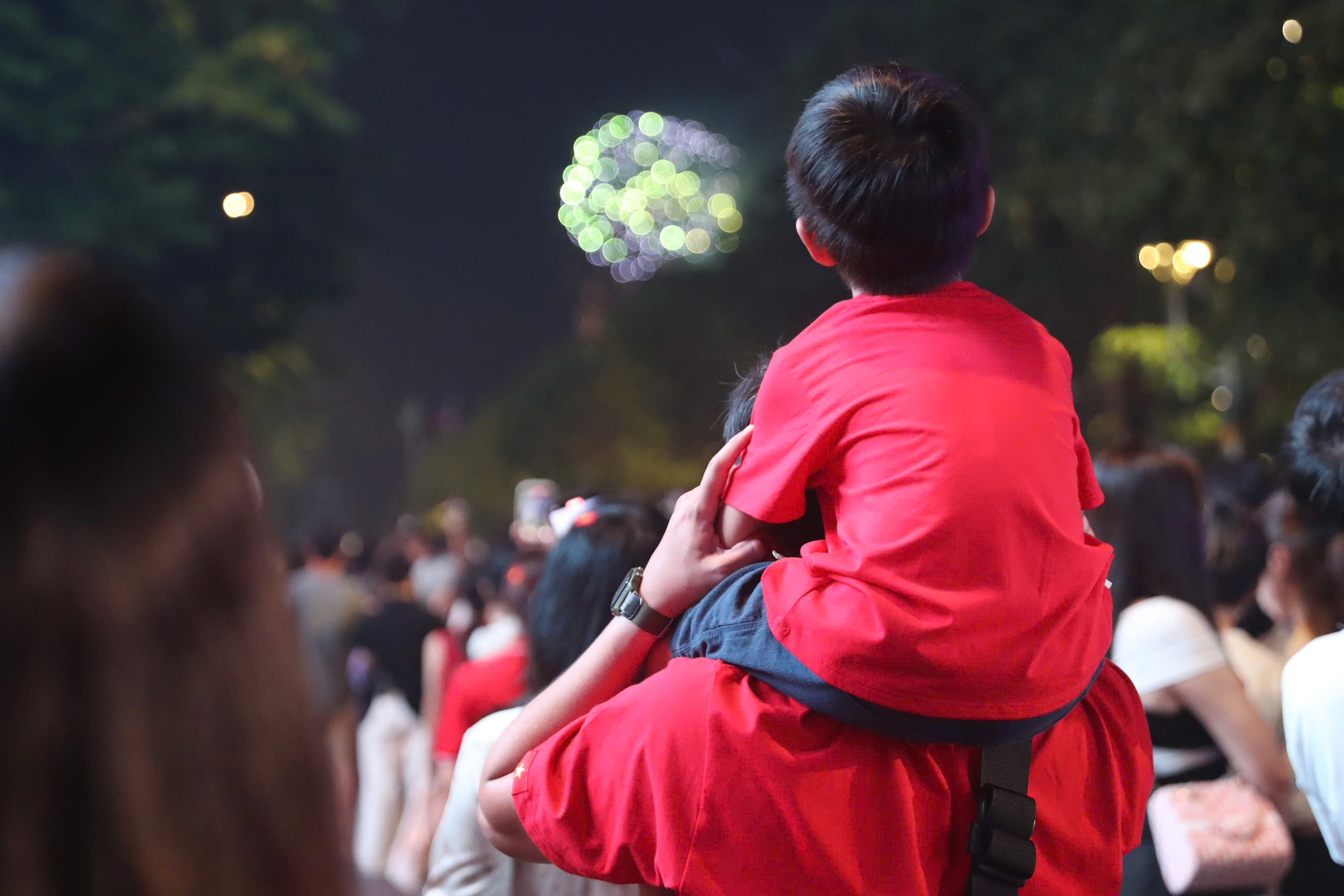 Mãn nhãn với màn pháo hoa chào mừng kỷ niệm 50 năm thống nhất đất nước - Ảnh 6. Mãn nhãn với màn pháo hoa chào mừng kỷ niệm 50 năm thống nhất đất nước - Ảnh 6.