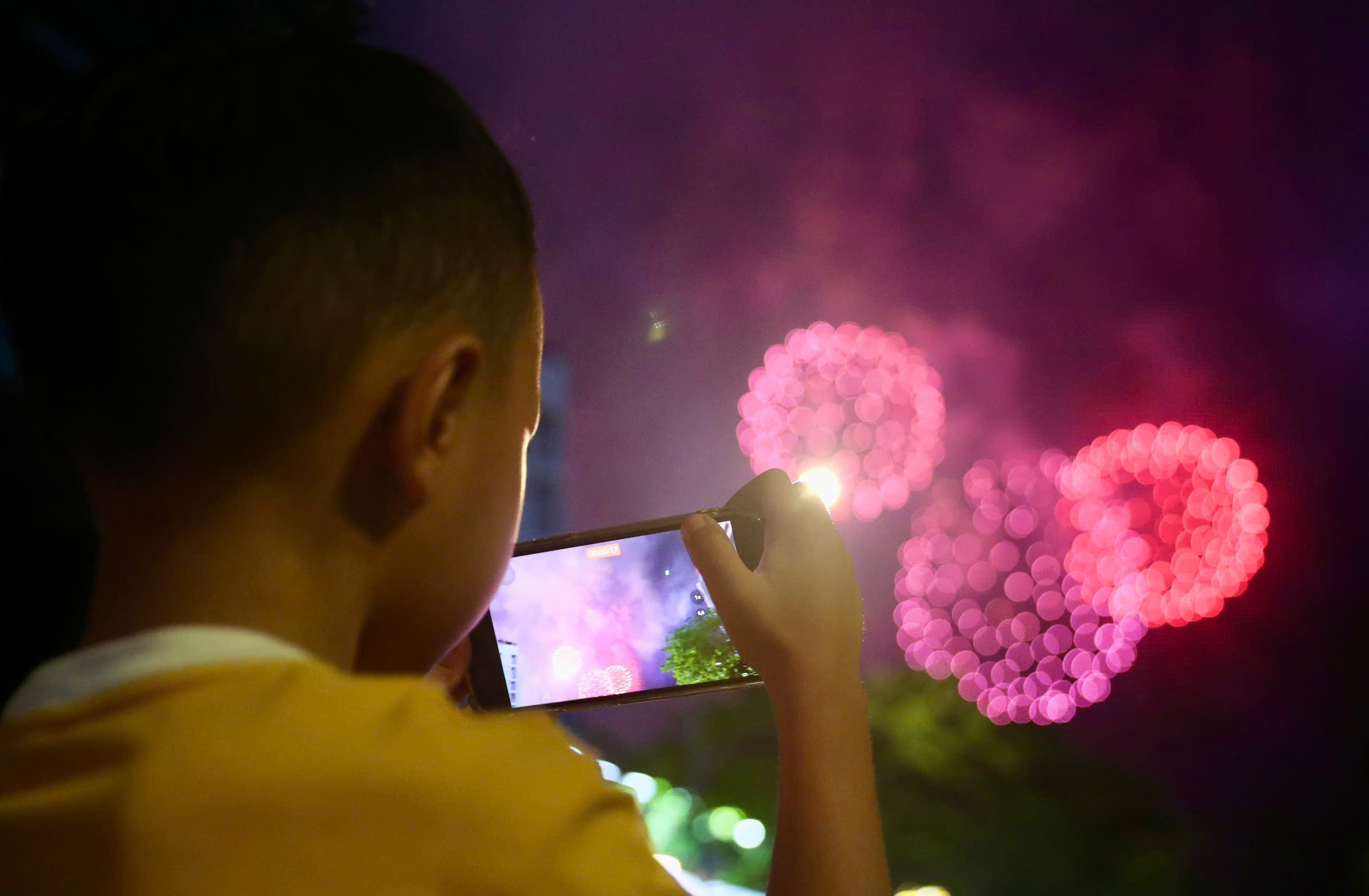 Mãn nhãn với màn pháo hoa chào mừng kỷ niệm 50 năm thống nhất đất nước - Ảnh 4. Mãn nhãn với màn pháo hoa chào mừng kỷ niệm 50 năm thống nhất đất nước - Ảnh 4.