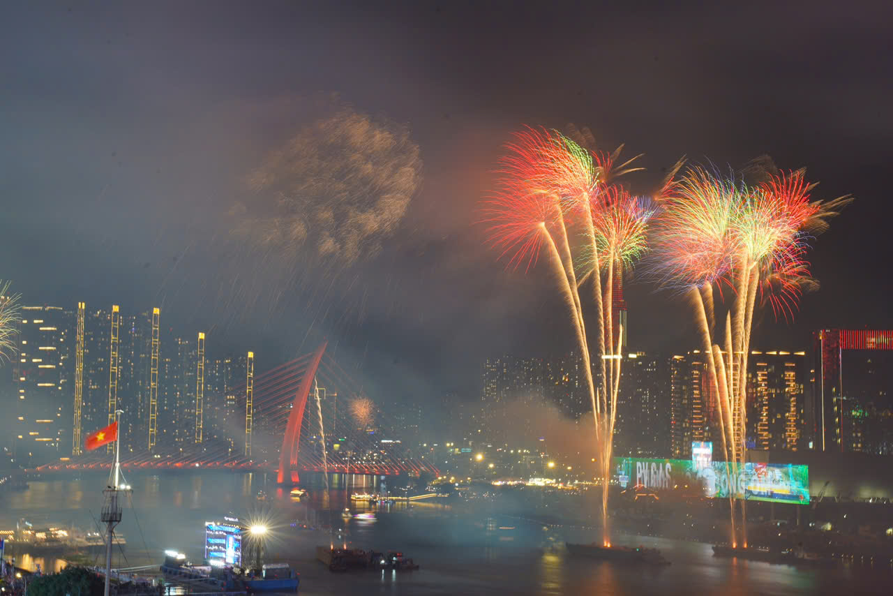 Mãn nhãn với màn pháo hoa chào mừng kỷ niệm 50 năm thống nhất đất nước - Ảnh 7. Mãn nhãn với màn pháo hoa chào mừng kỷ niệm 50 năm thống nhất đất nước - Ảnh 7.