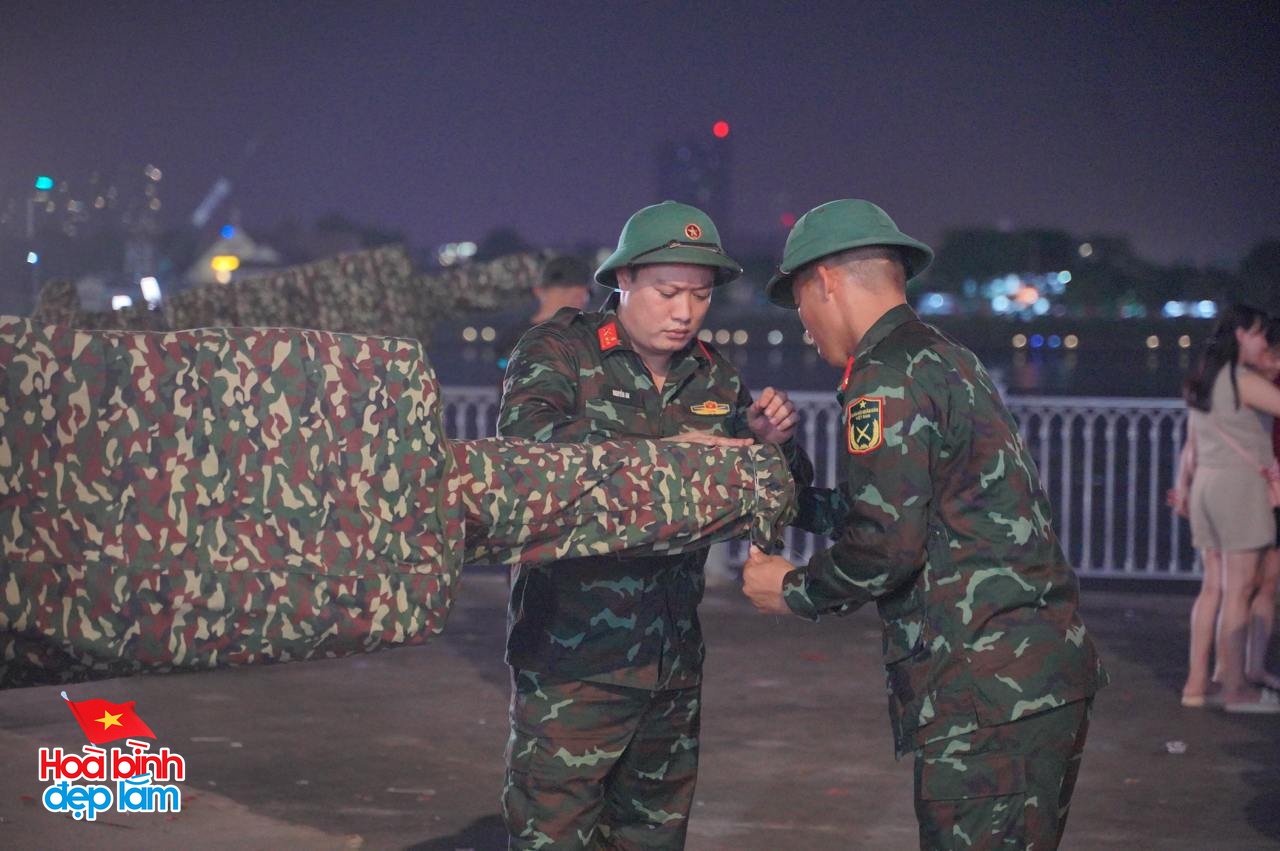 Chính thức thu dọn pháo lễ ở Bến Bạch Đằng: Người dân lưu luyến, tranh thủ check-in khoảnh khắc cuối cùng- Ảnh 2.