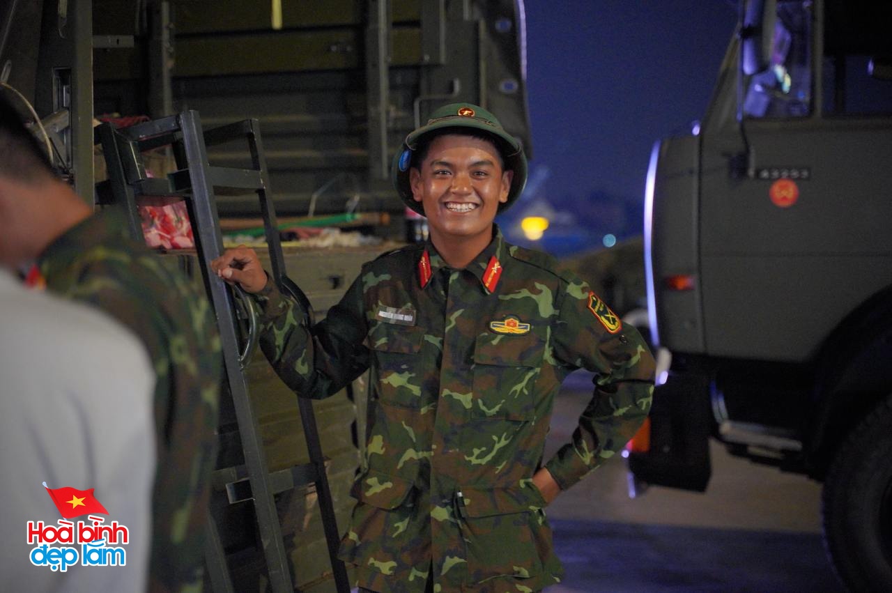 Chính thức thu dọn pháo lễ ở Bến Bạch Đằng: Người dân lưu luyến, tranh thủ check-in khoảnh khắc cuối cùng- Ảnh 4.