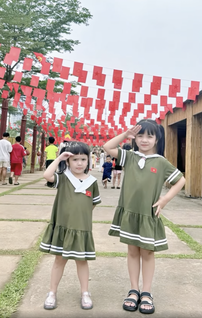 Hội cầu thủ nổi tiếng rầm rộ khoe ảnh cùng con yêu nước: Tự hào màu cờ sắc áo từ sân cỏ đến ngoài đời- Ảnh 13. Hội cầu thủ nổi tiếng rầm rộ khoe ảnh cùng con yêu nước: Tự hào màu cờ sắc áo từ sân cỏ đến ngoài đời- Ảnh 13.