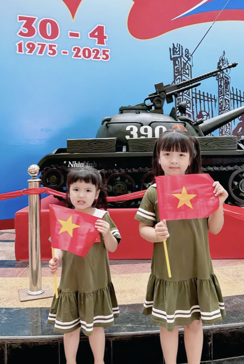 Hội cầu thủ nổi tiếng rầm rộ khoe ảnh cùng con yêu nước: Tự hào màu cờ sắc áo từ sân cỏ đến ngoài đời- Ảnh 12. Hội cầu thủ nổi tiếng rầm rộ khoe ảnh cùng con yêu nước: Tự hào màu cờ sắc áo từ sân cỏ đến ngoài đời- Ảnh 12.