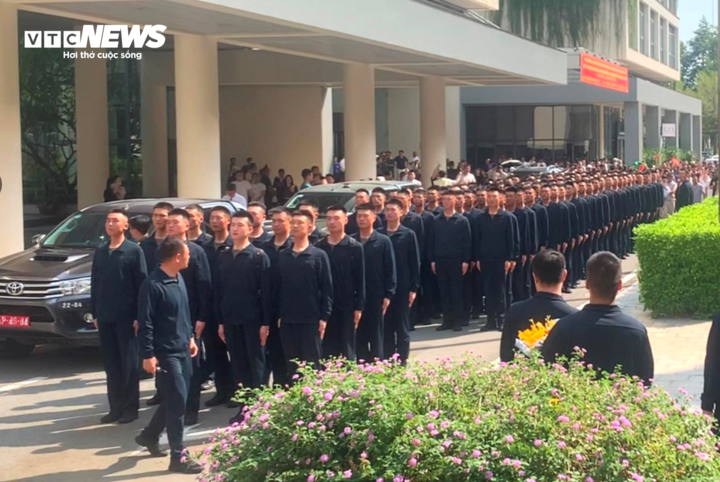 Đoàn quân đội Trung Quốc rời Việt Nam sau diễu binh kỷ niệm 50 năm thống nhất đất nước - Ảnh 1.