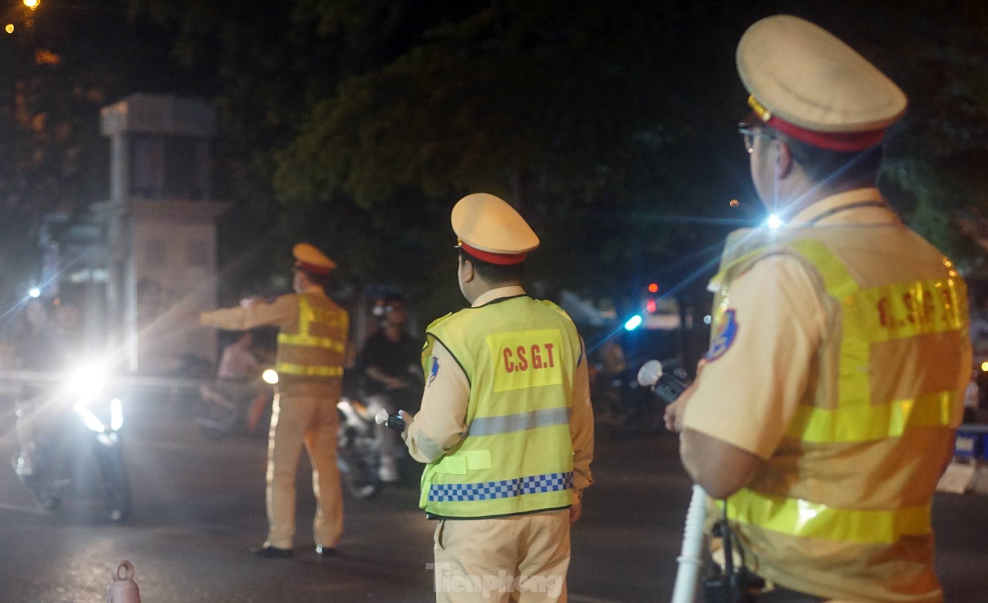 Hà Nội: Tài xế xe máy bị phạt nặng vì CSGT kiểm tra nồng độ cồn sau Khi uống bia - Ảnh 1.