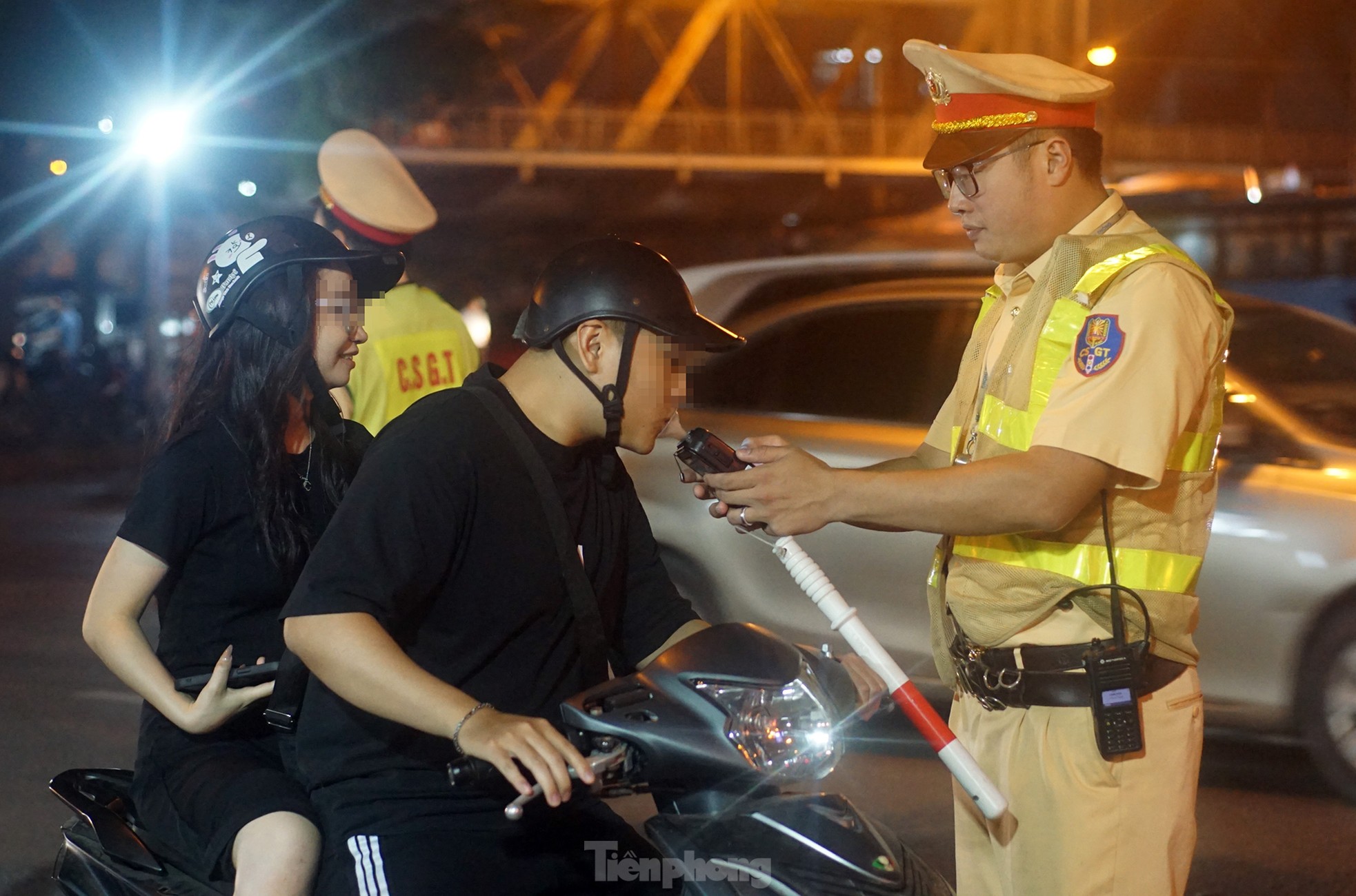 Hà Nội: Tài xế xe máy bị phạt nặng vì CSGT kiểm tra nồng độ cồn sau Khi uống bia - Ảnh 2.