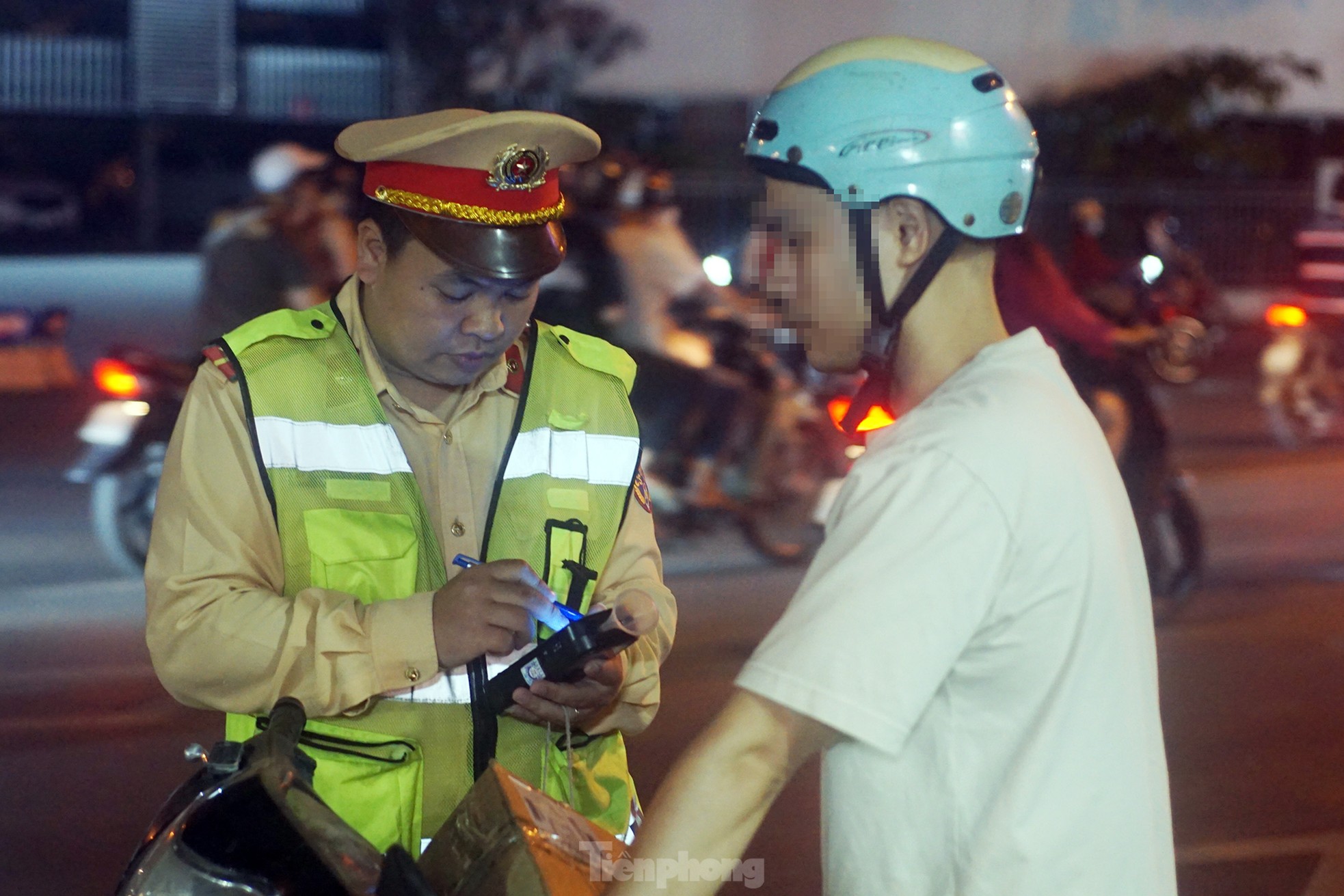Hà Nội: Tài xế xe máy bị phạt nặng vì CSGT kiểm tra nồng độ cồn sau Khi uống bia - Ảnh 4.