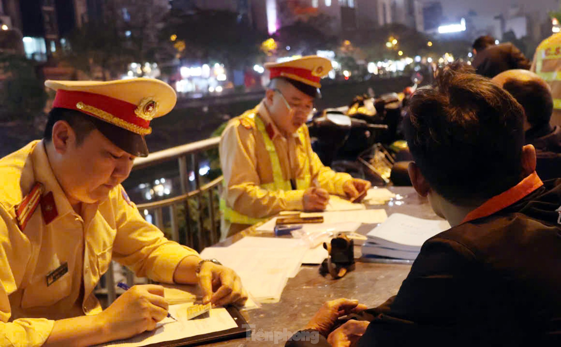 Hà Nội: Tài xế xe máy bị phạt nặng vì CSGT kiểm tra nồng độ cồn sau Khi uống bia - Ảnh 7.