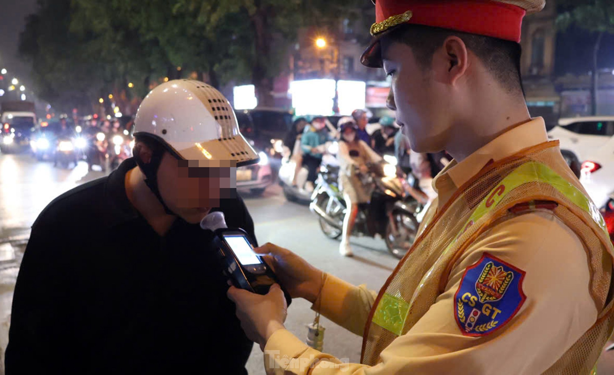 Hà Nội: Tài xế xe máy bị phạt nặng vì CSGT kiểm tra nồng độ cồn sau Khi uống bia - Ảnh 6.