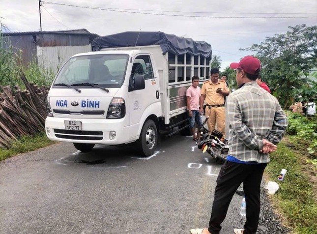 Vụ nổ súng Vĩnh Long: Nguyên Trưởng Công an huyện khẳng định không quen tài xế xe tải - Ảnh 1.