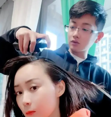 Ch&agrave;ng trai 24 tuổi quyết lấy vợ 41 tuổi, bố mẹ biết "kh&oacute;c như mưa" - Ảnh 2.