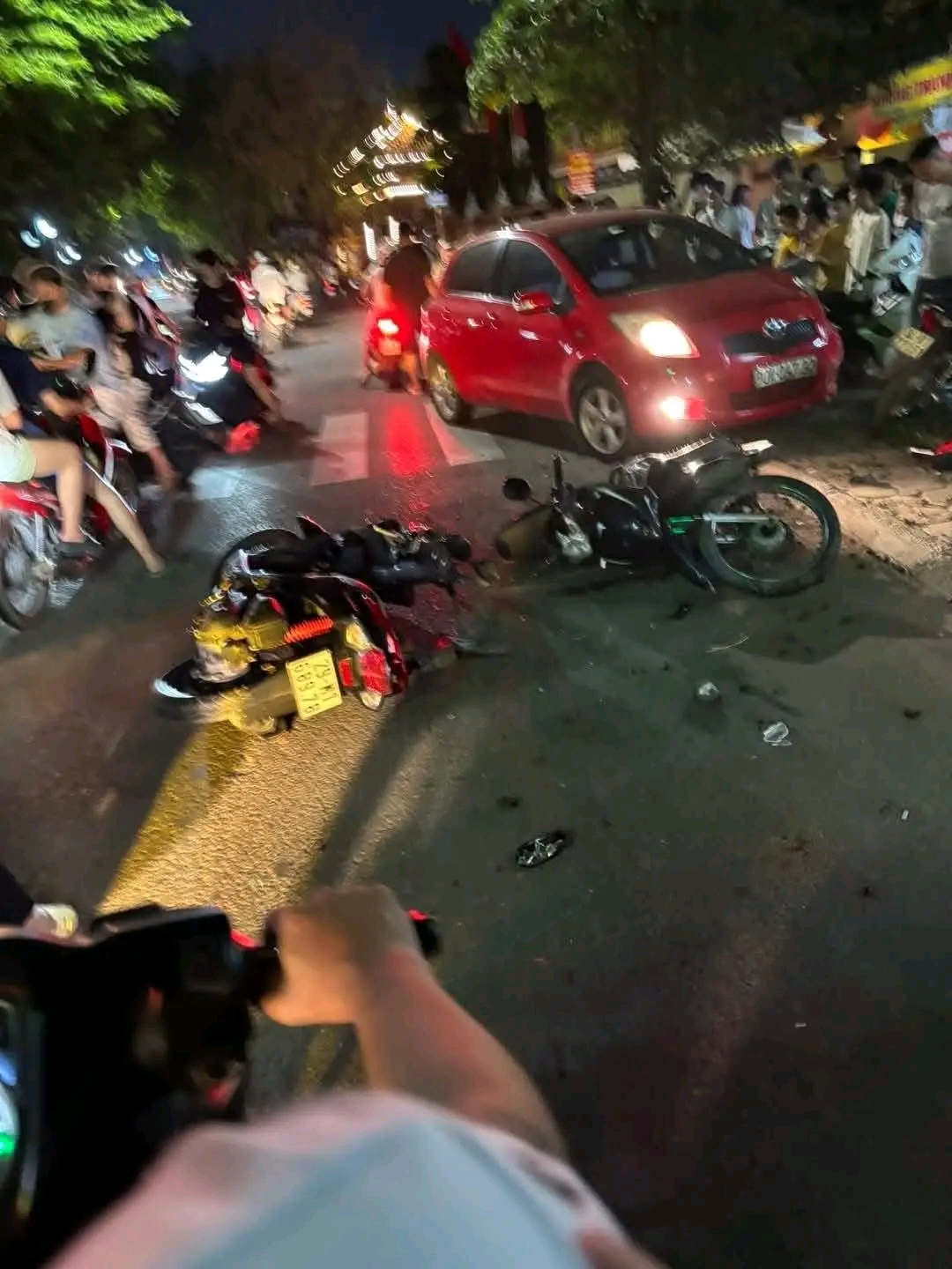 "Xe điên" tông hàng loạt xe máy, 3 người bị thương- Ảnh 1. "Xe điên" tông hàng loạt xe máy, 3 người bị thương- Ảnh 1.