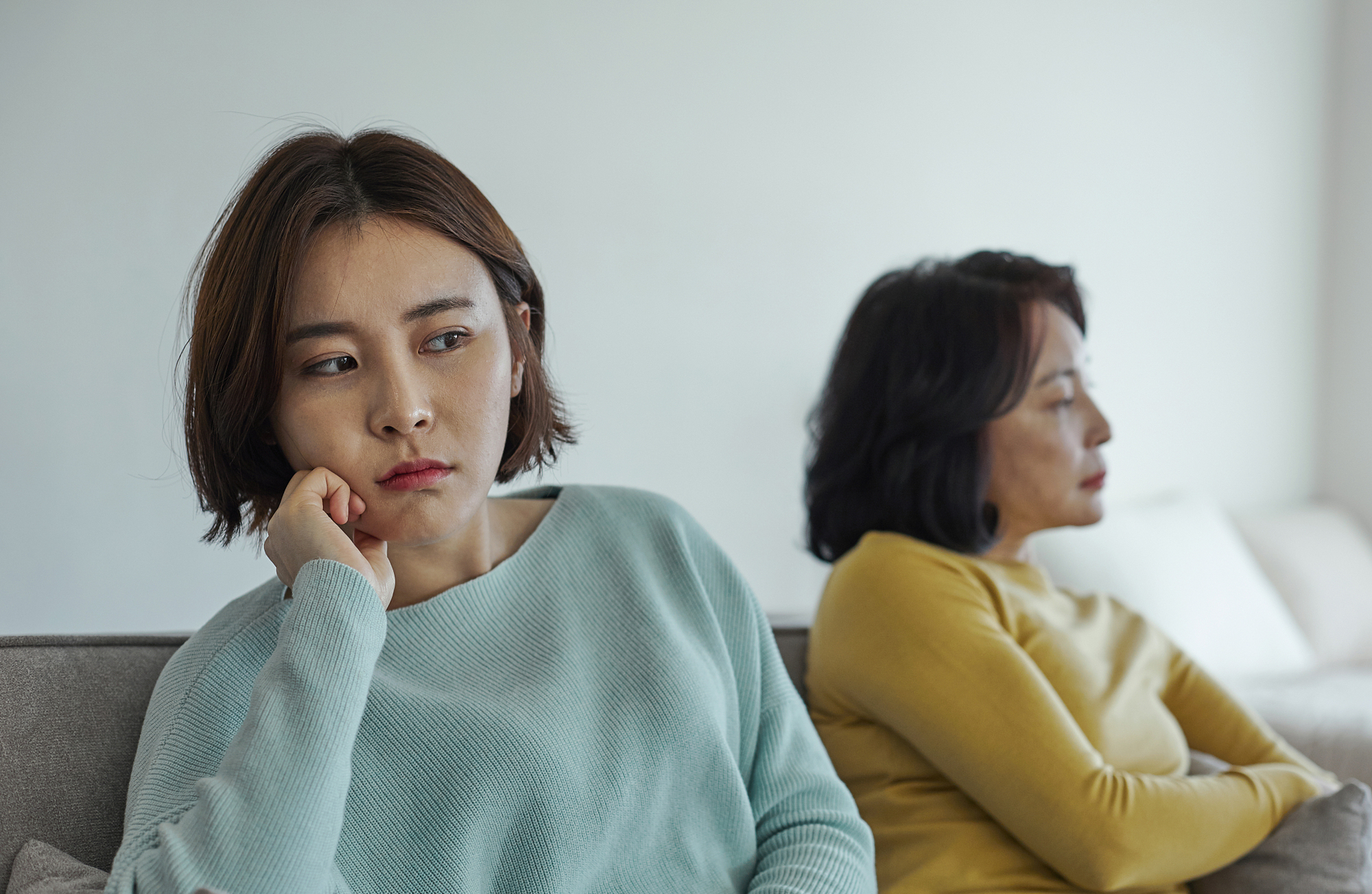 Thấy mẹ kế lén lút dúi bọc nilon vào tay người đàn ông lạ, tôi tra hỏi thì bà rơi nước mắt thú nhận một chuyện mà nghe xong, tôi cũng ngậm ngùi- Ảnh 1.