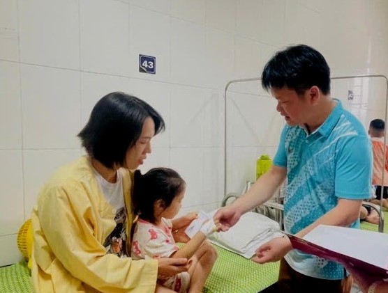 16 trẻ nhập viện cấp cứu sau buổi ăn trưa tại trường- Ảnh 1.