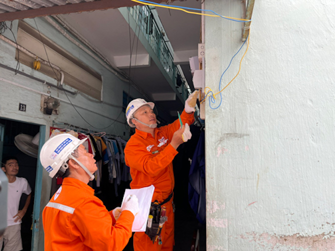 Người thuê trọ lo lắng khi nghe tin tăng giá điện, vì đã phải trả tới 5.000 đồng/kWh- Ảnh 1.