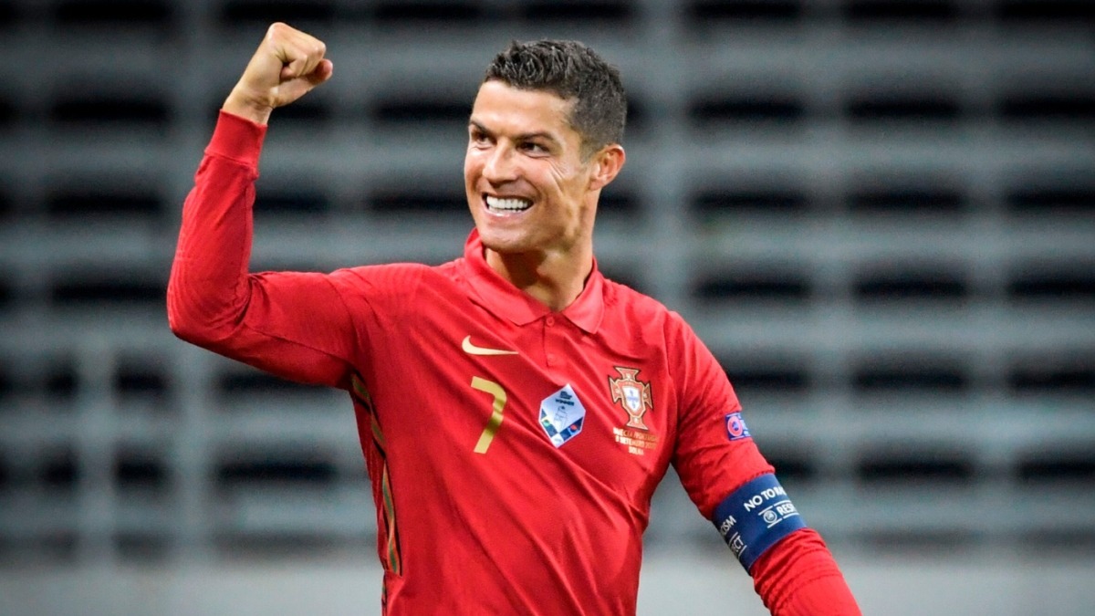 Ngỡ ngàng trước diện mạo của sao bóng đá nếu là nữ: Ronaldo hóa cực phẩm, không thể nhận ra "Messi" - Ảnh 1. Ngỡ ngàng trước diện mạo của sao bóng đá nếu là nữ: Ronaldo hóa cực phẩm, không thể nhận ra "Messi" - Ảnh 1.