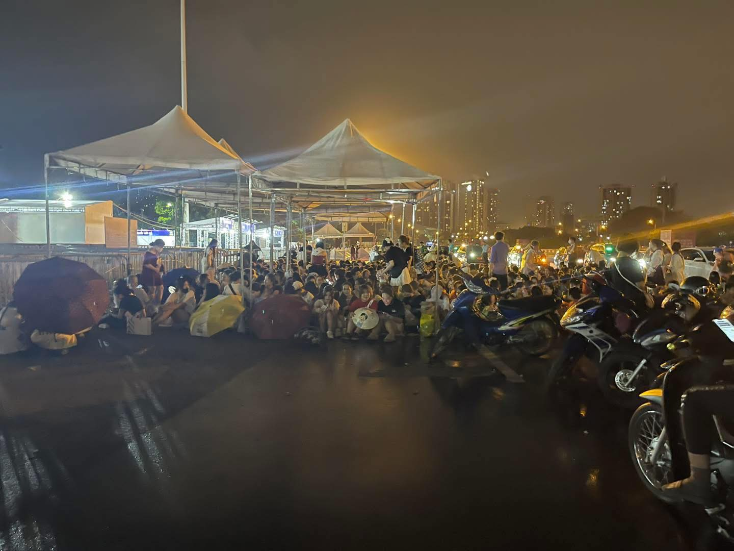 Th&ocirc;ng b&aacute;o khẩn từ Anh Trai Say Hi: Nhiều kh&aacute;n giả bị từ chối v&agrave;o s&acirc;n- Ảnh 4.